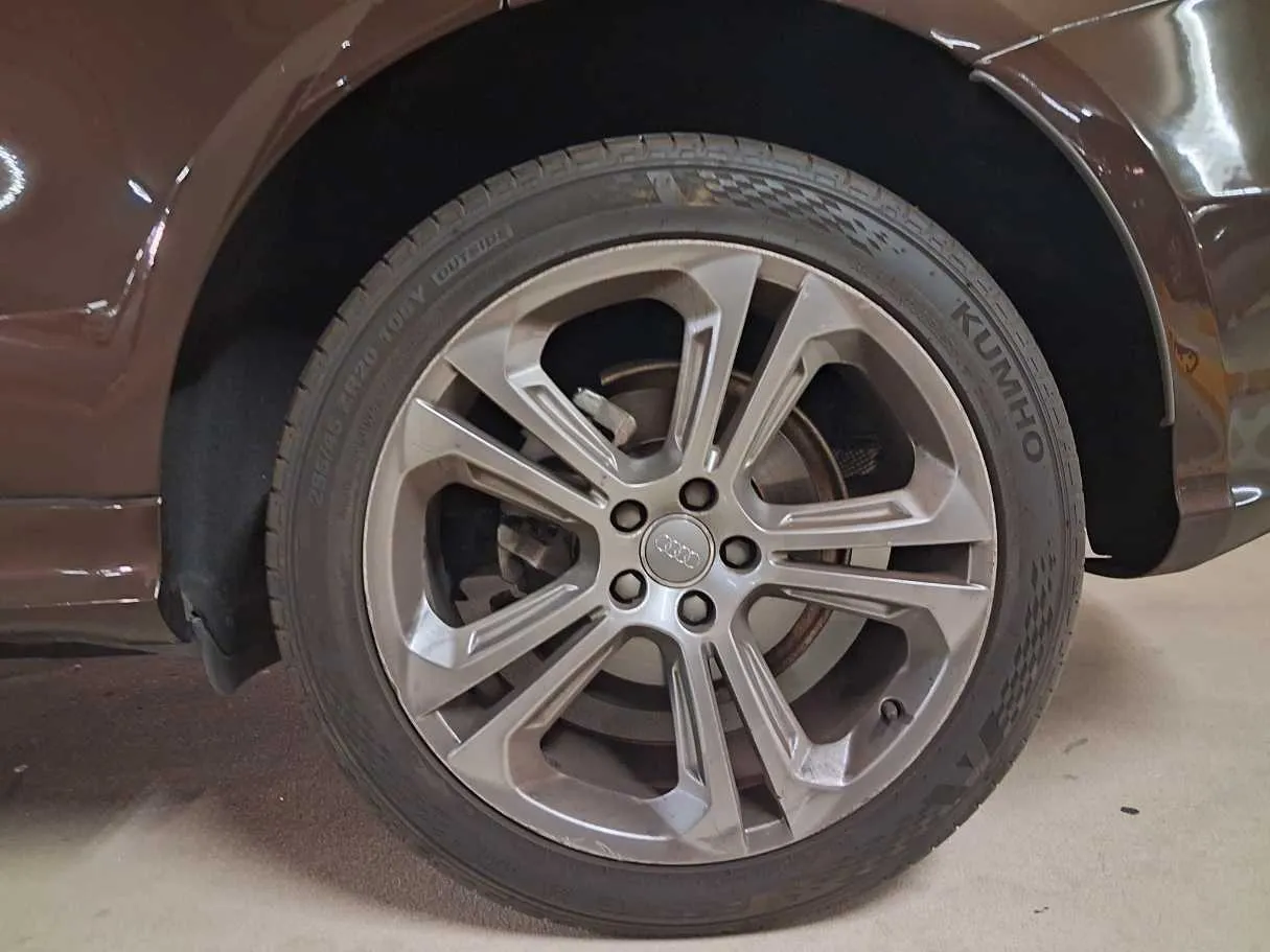 Car image 9