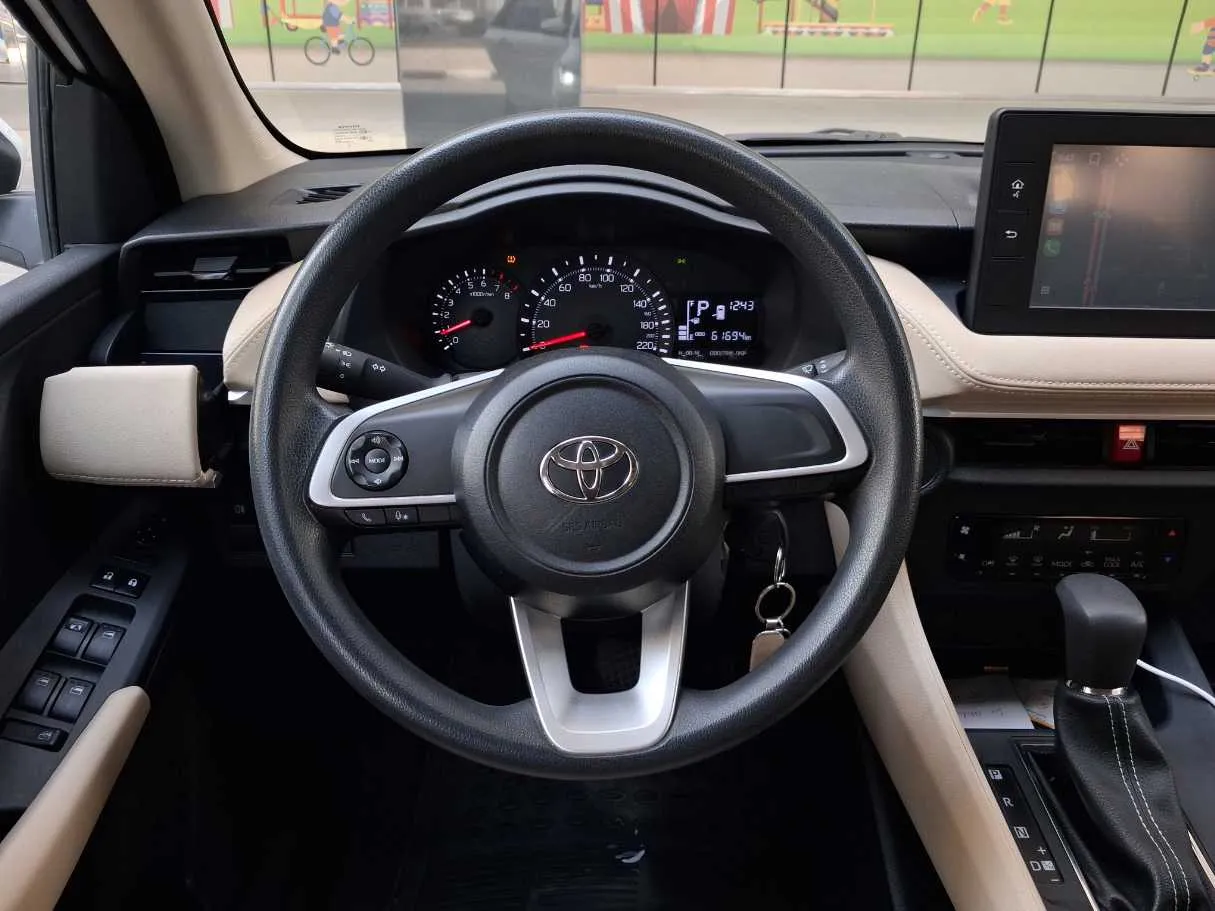 Car image 16