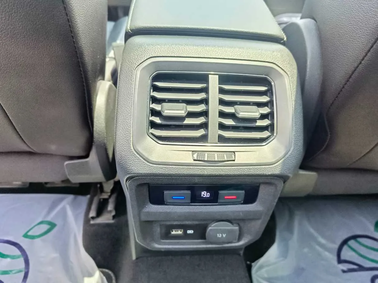 Car image 29