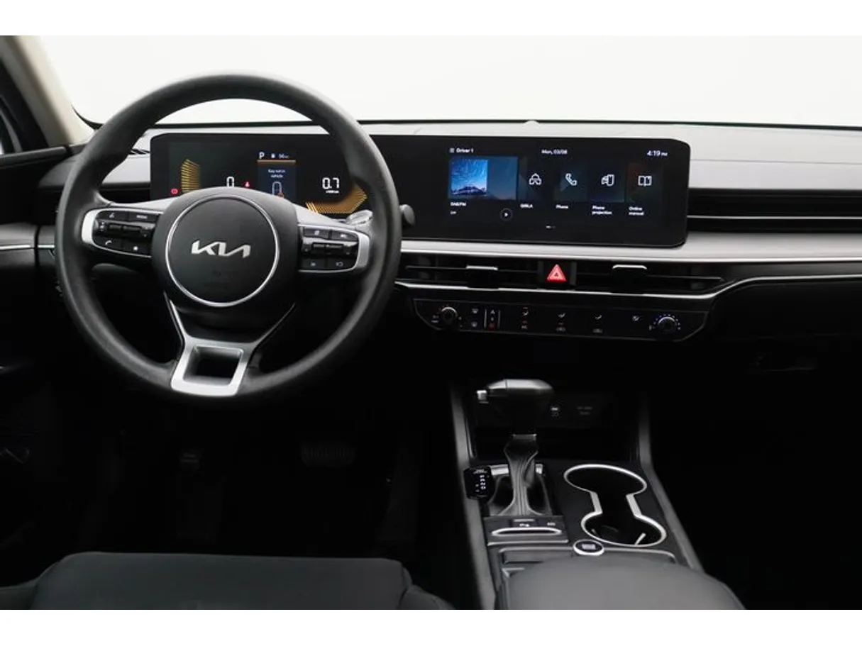 Car image 15