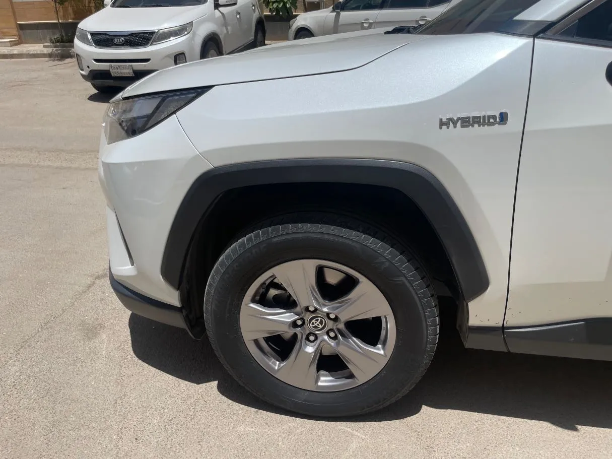 Car image 9