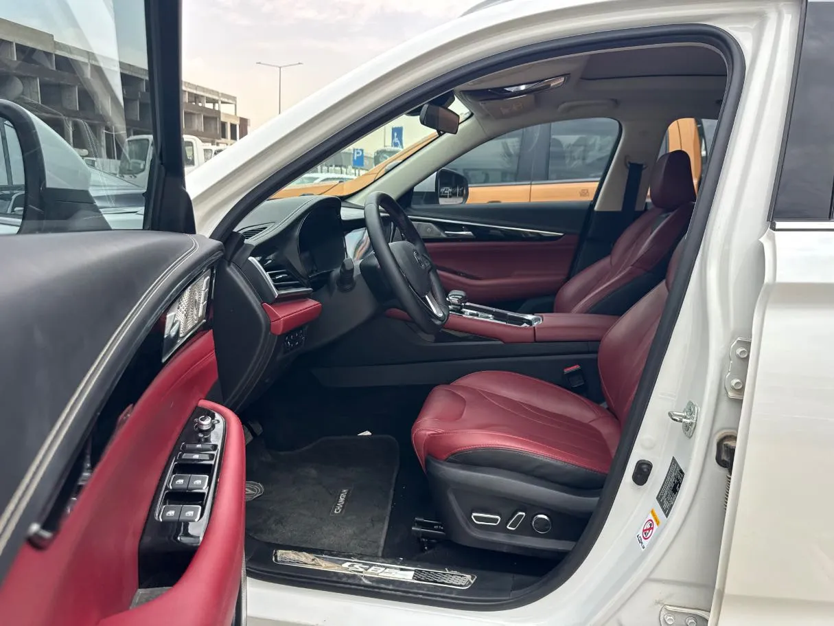 Car image 10