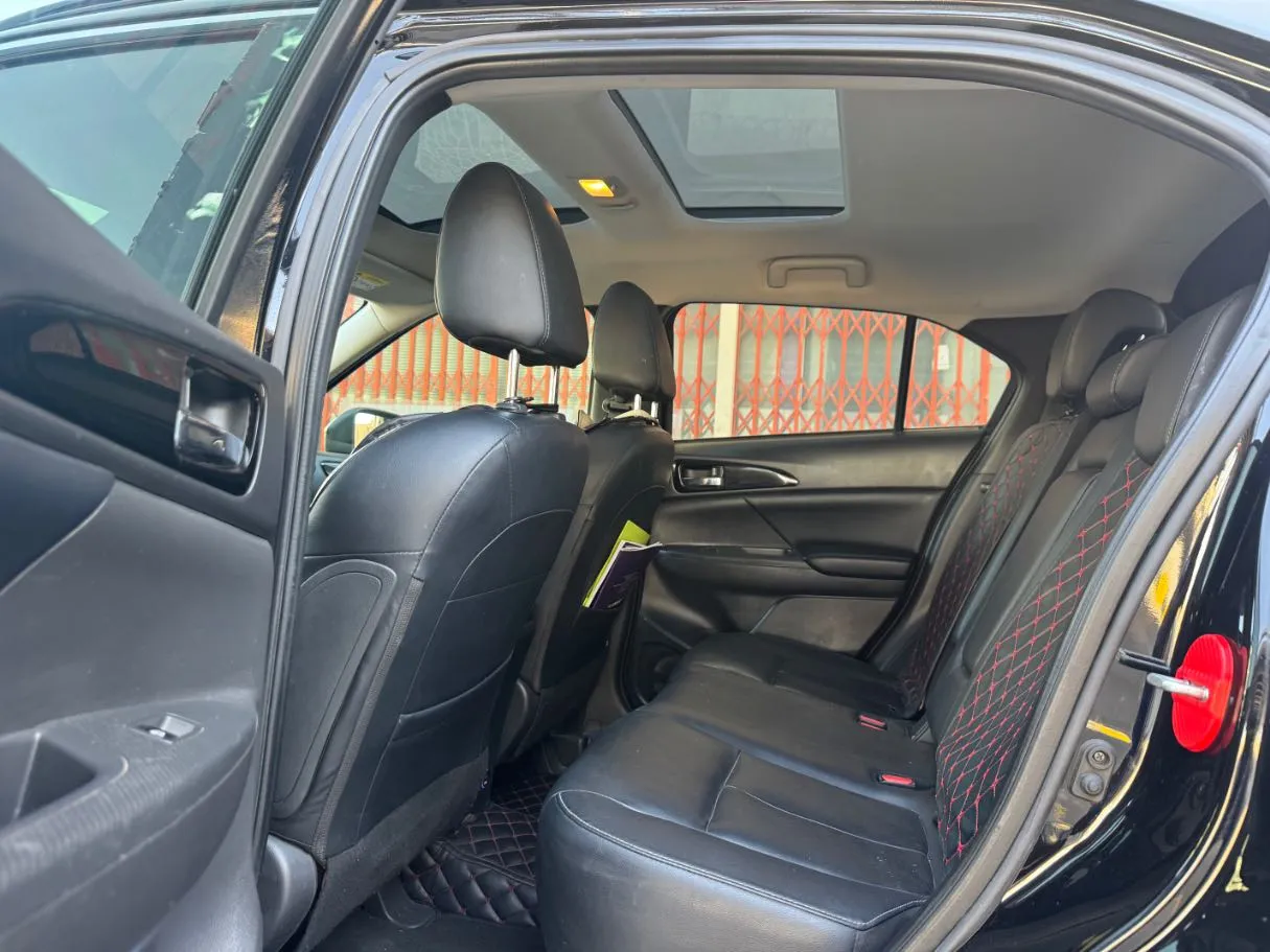 Car image 13