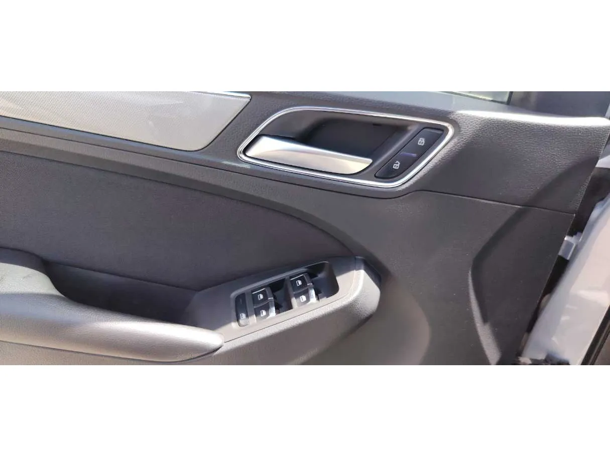 Car image 32