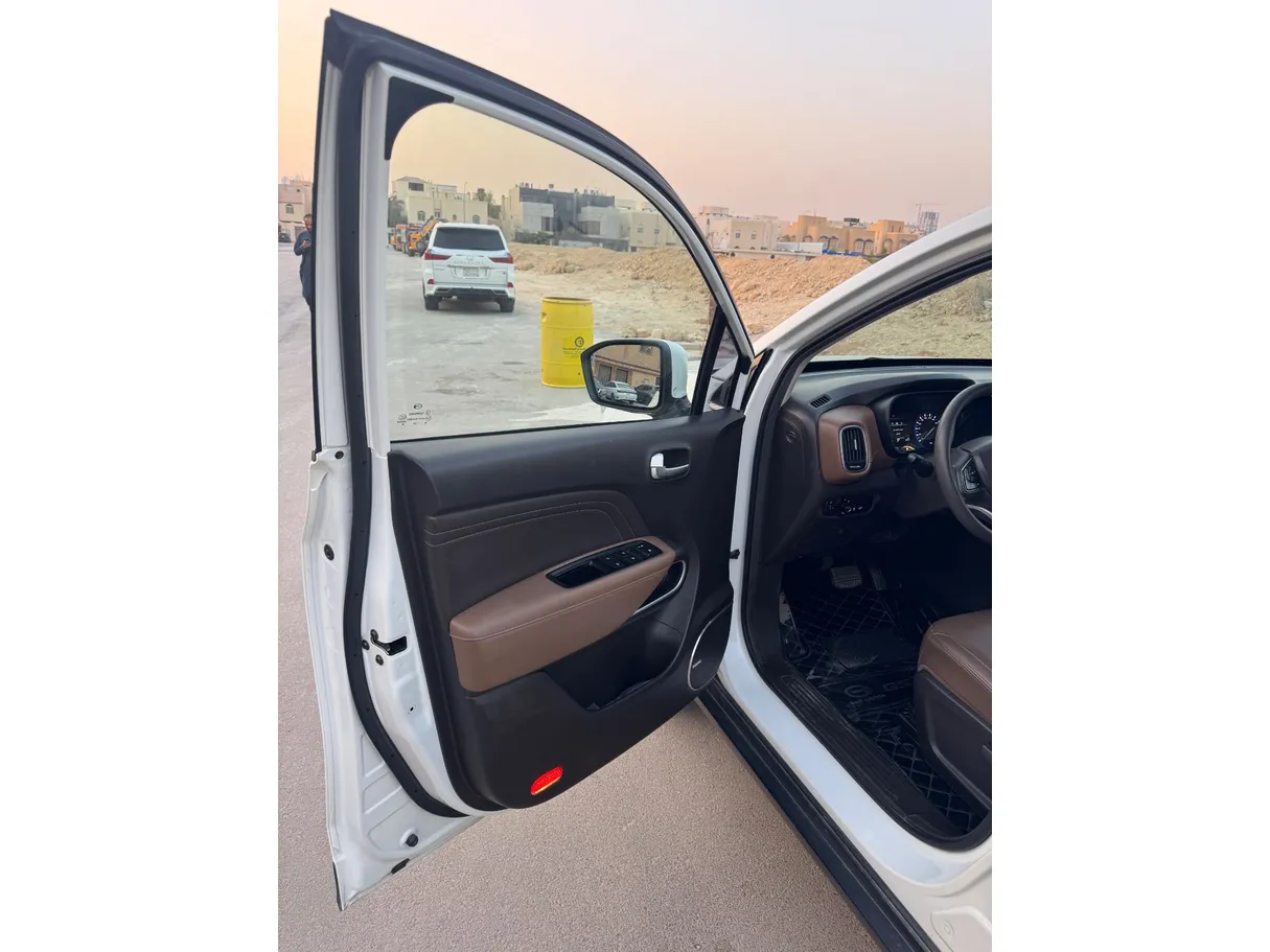 Car image 10