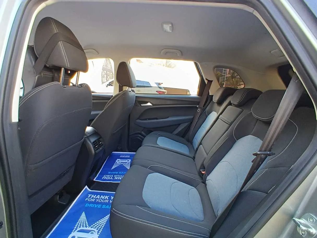 Car image 13