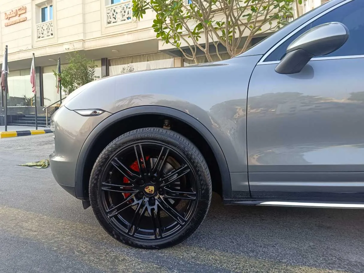 Car image 9