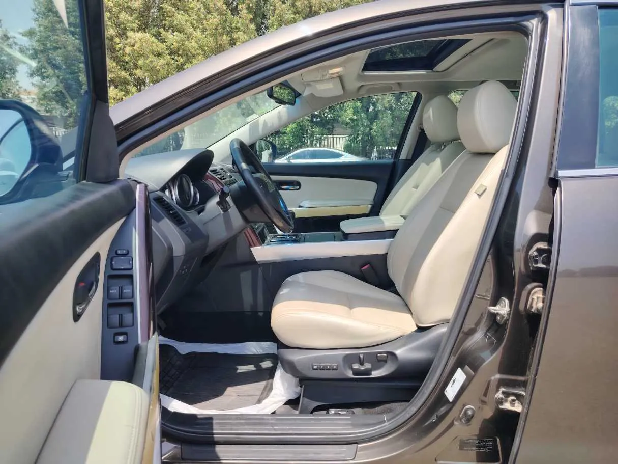Car image 11