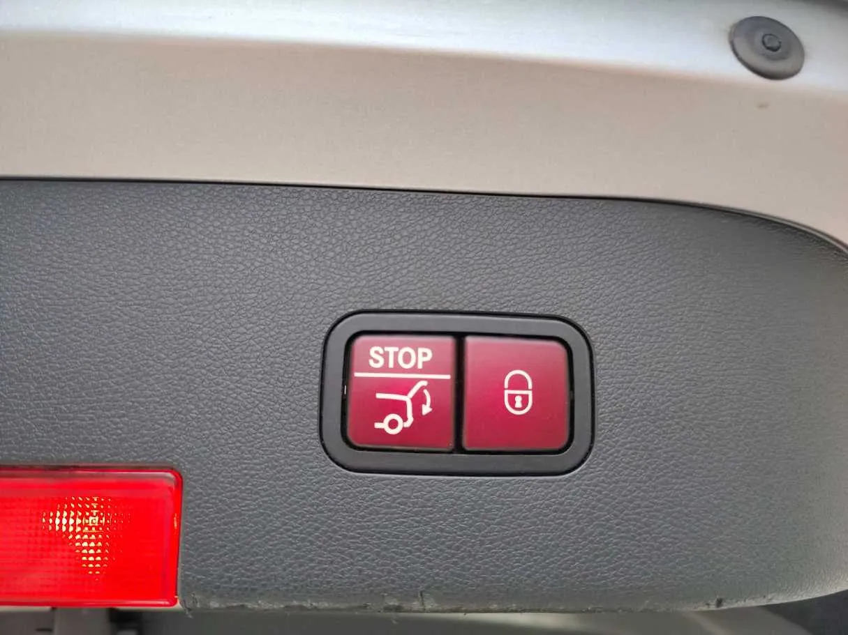 Car image 43