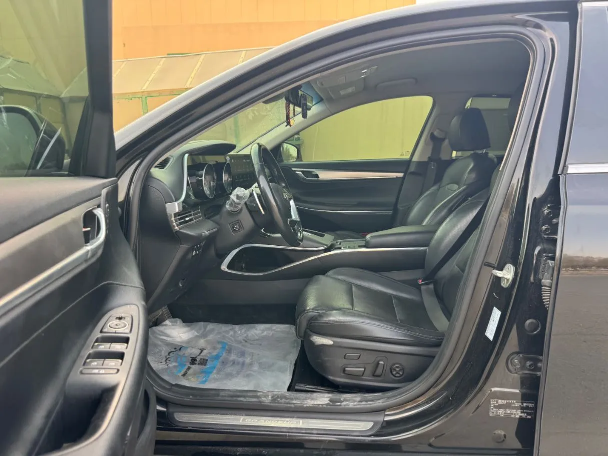 Car image 11