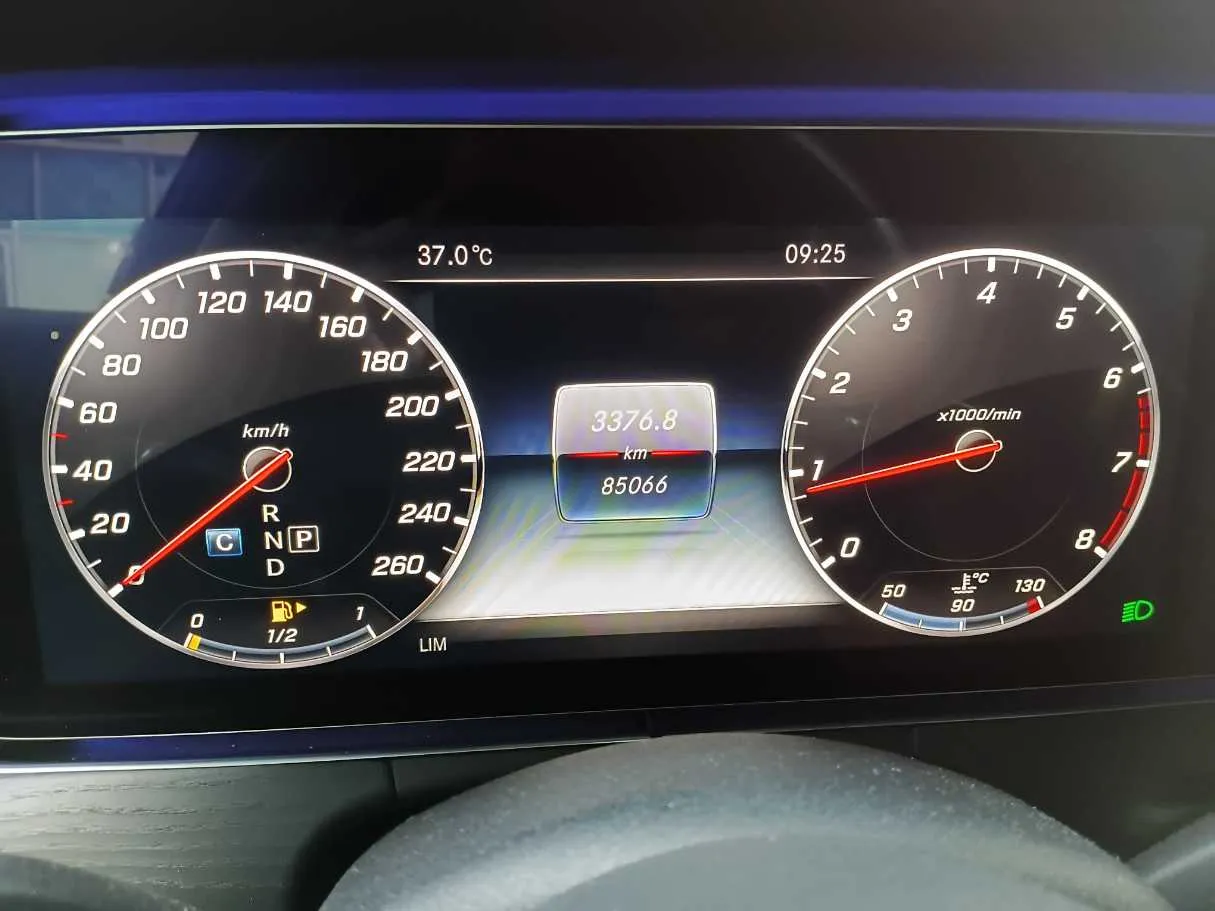 Car image 18