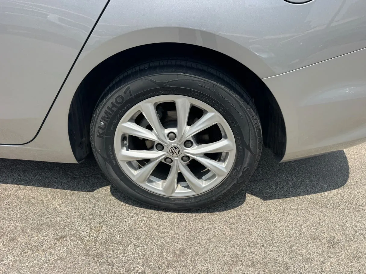 Car image 9