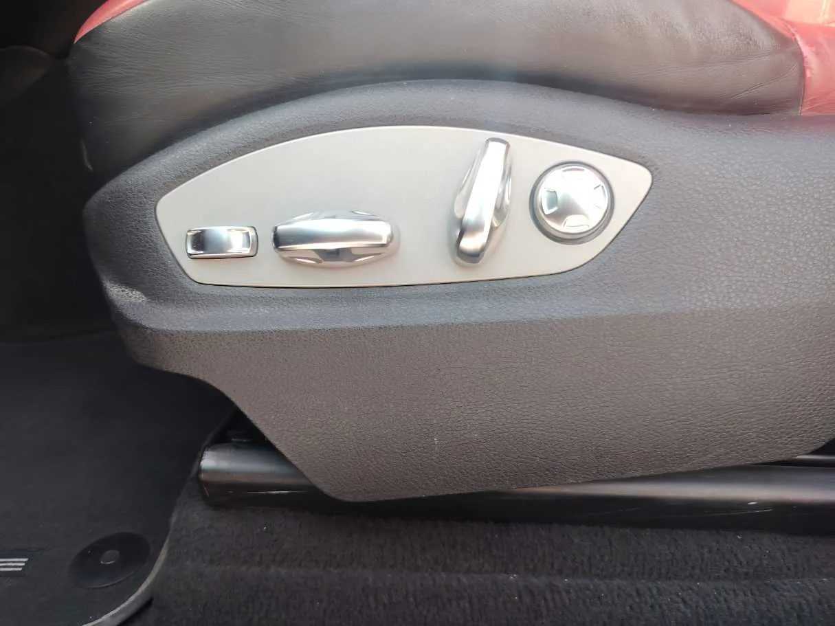 Car image 30