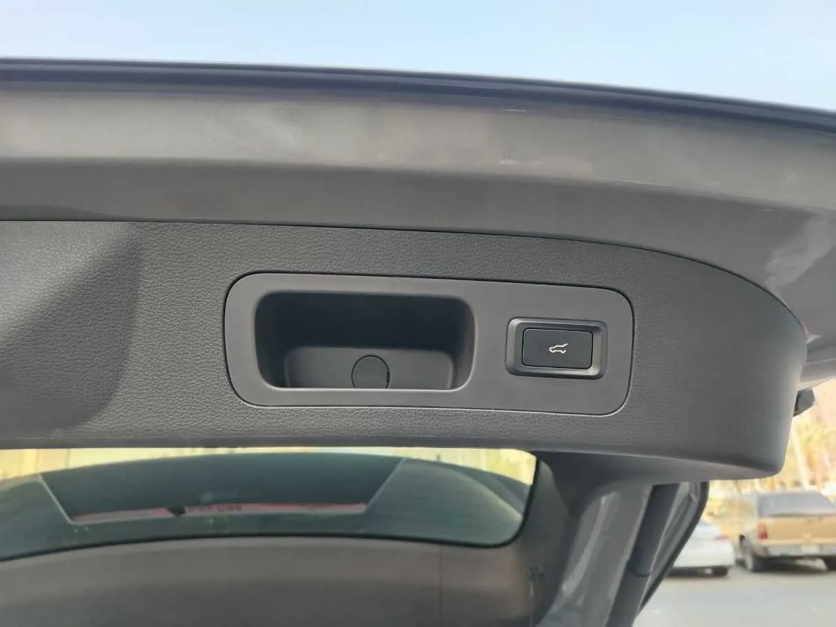 Car image 34