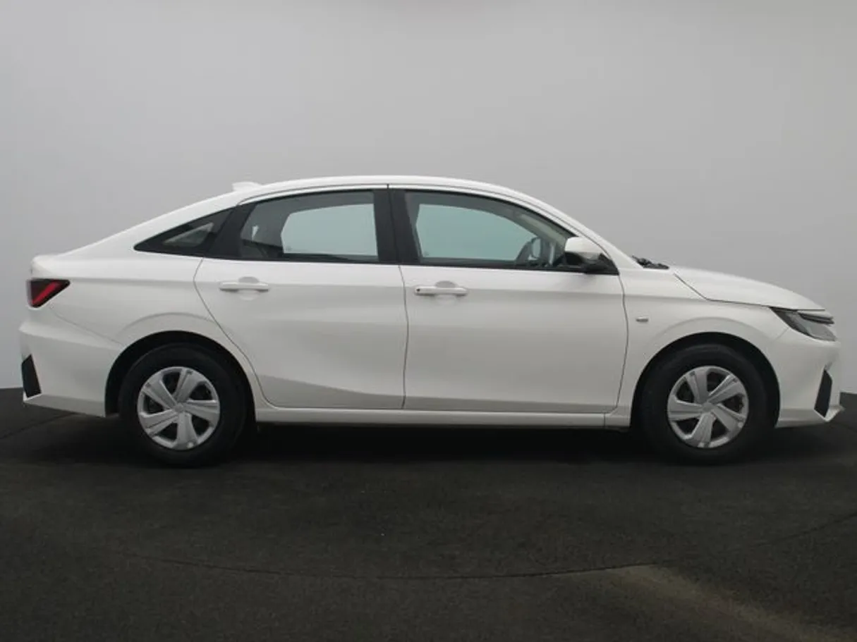 Car image 13