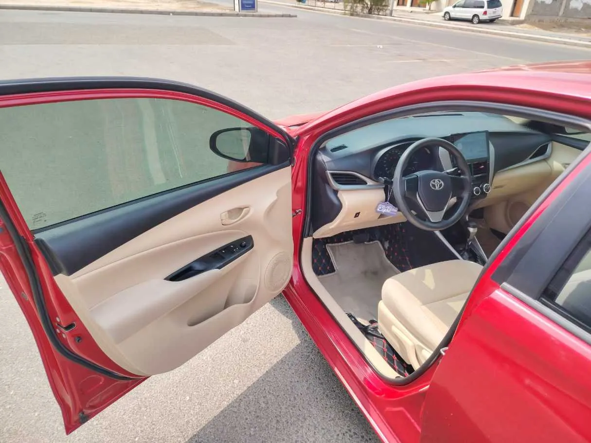 Car image 12