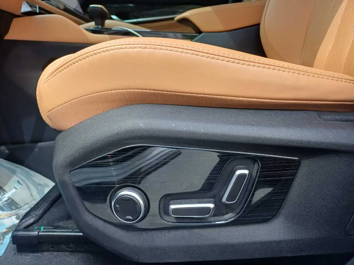 Car image 25