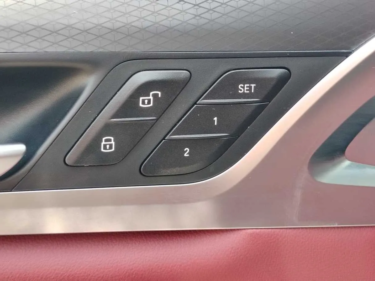 Car image 27