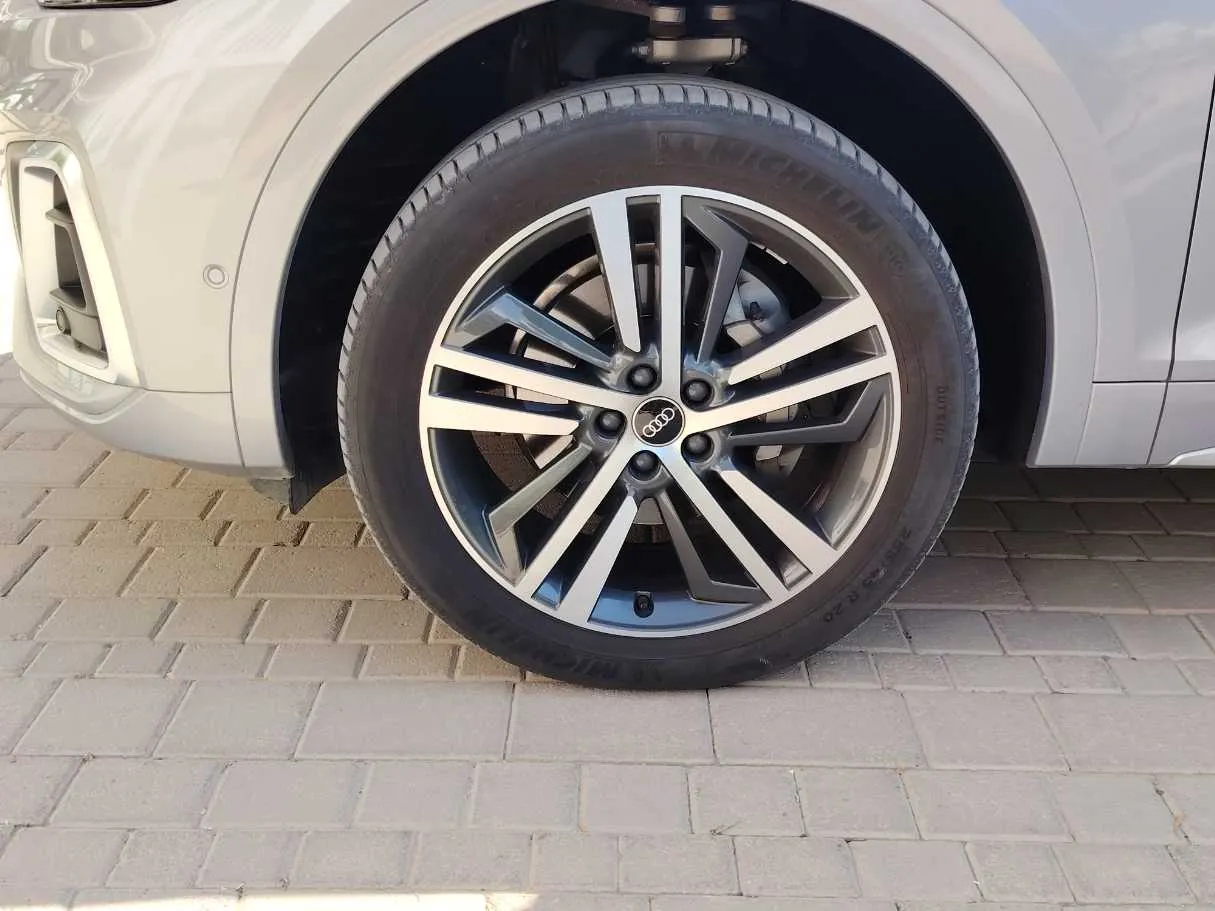 Car image 10