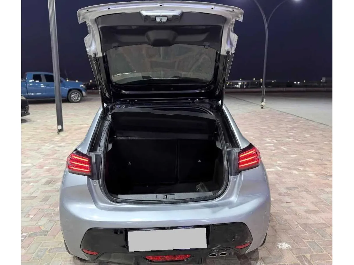 Car image 16