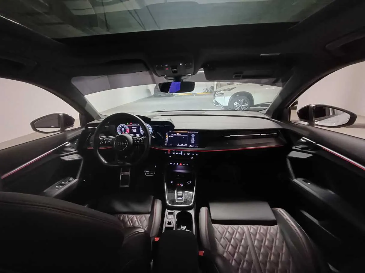 Car image 14