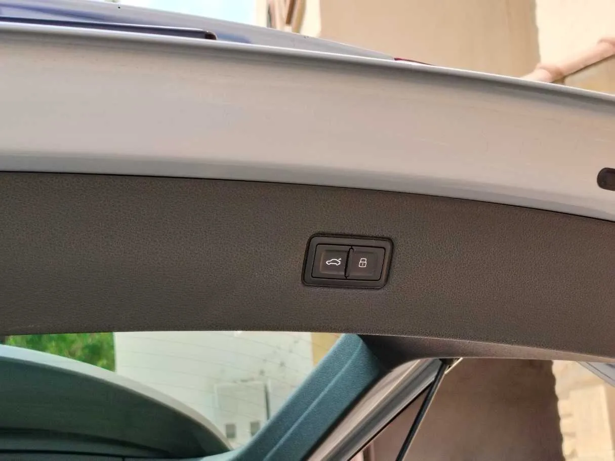 Car image 25