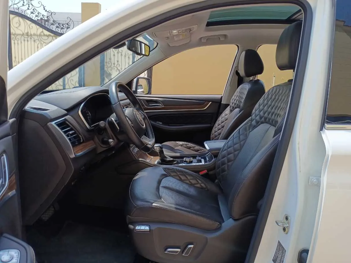 Car image 12