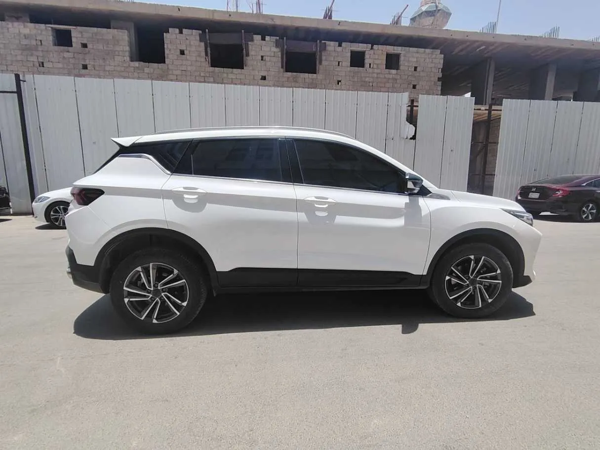 Car image 4