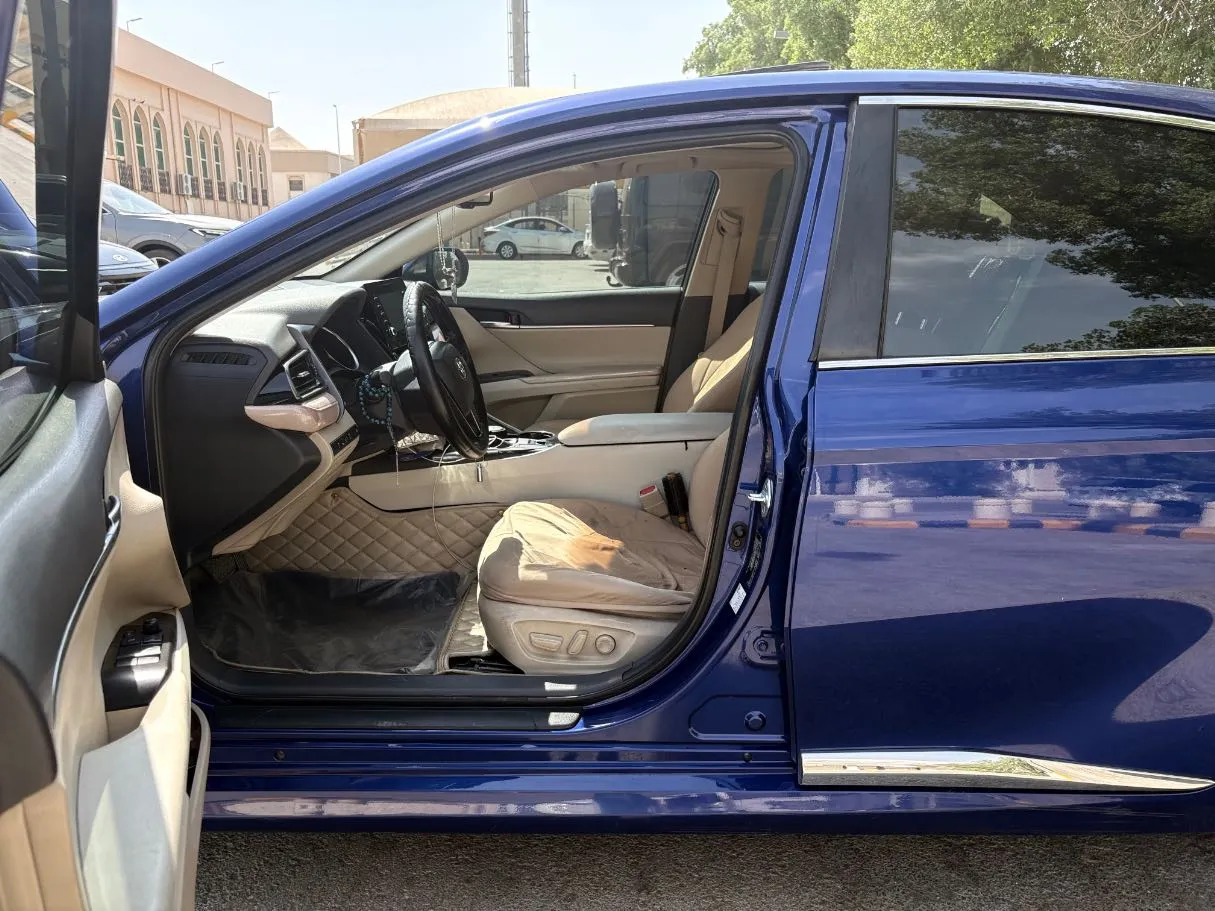Car image 11