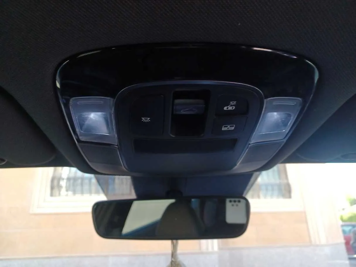 Car image 19