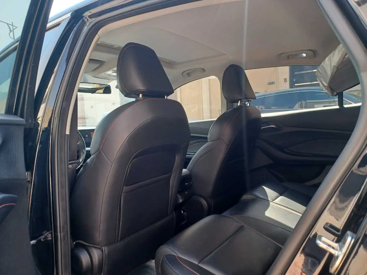 Car image 15