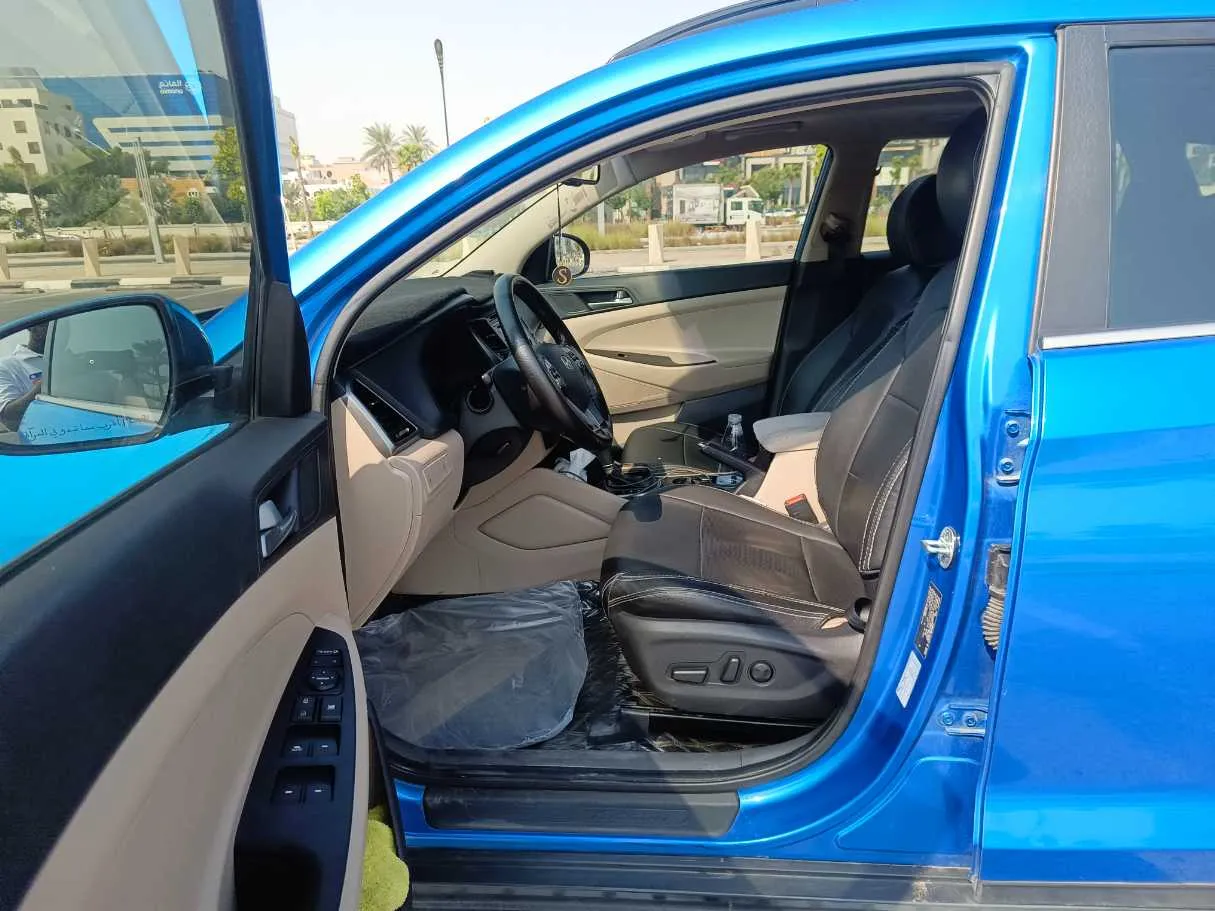 Car image 14