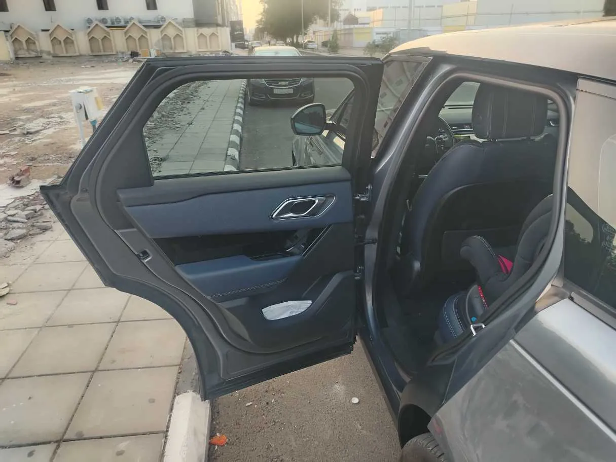 Car image 15