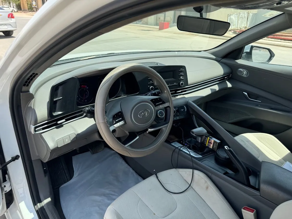 Car image 13