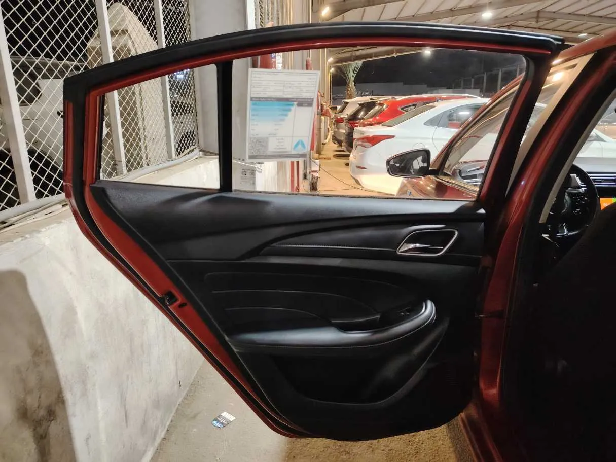 Car image 14