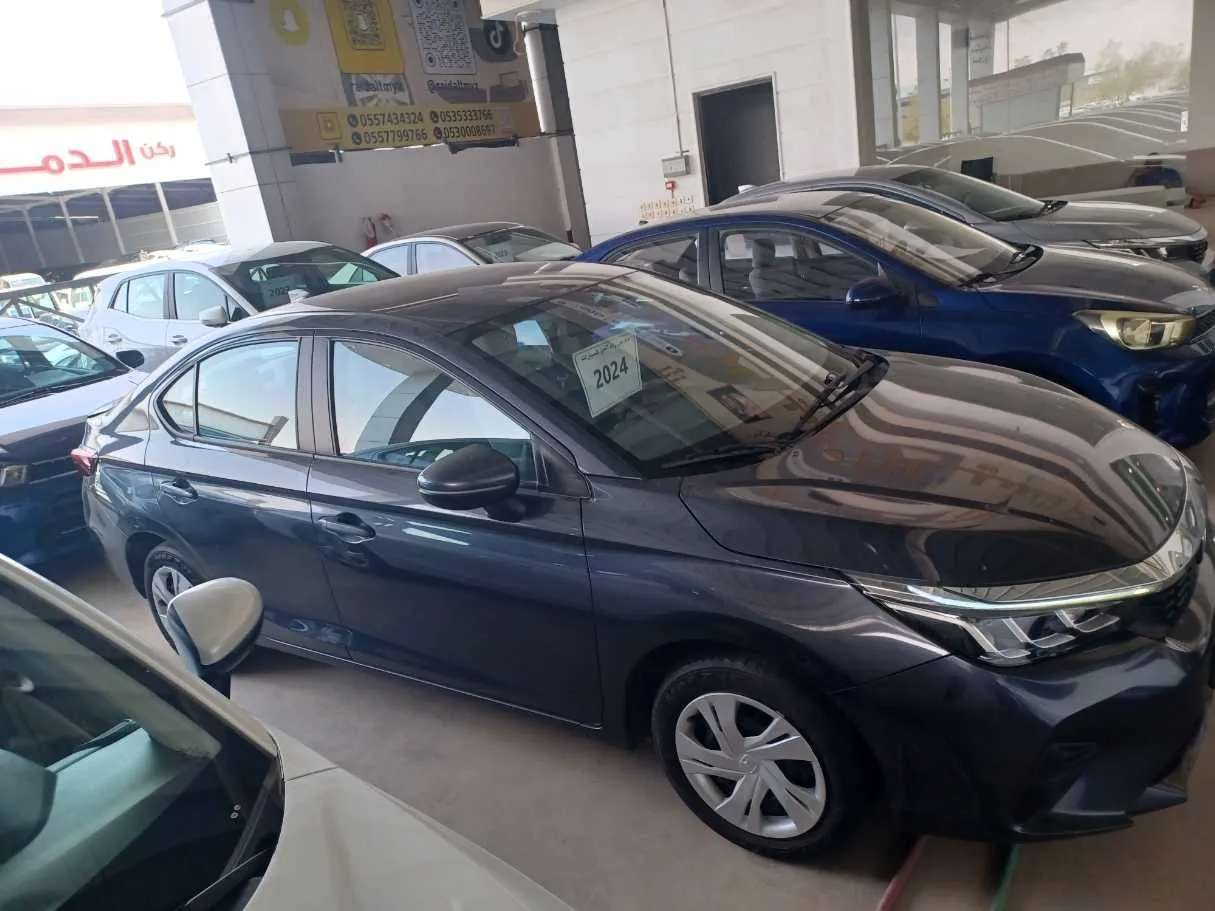 Car image 4