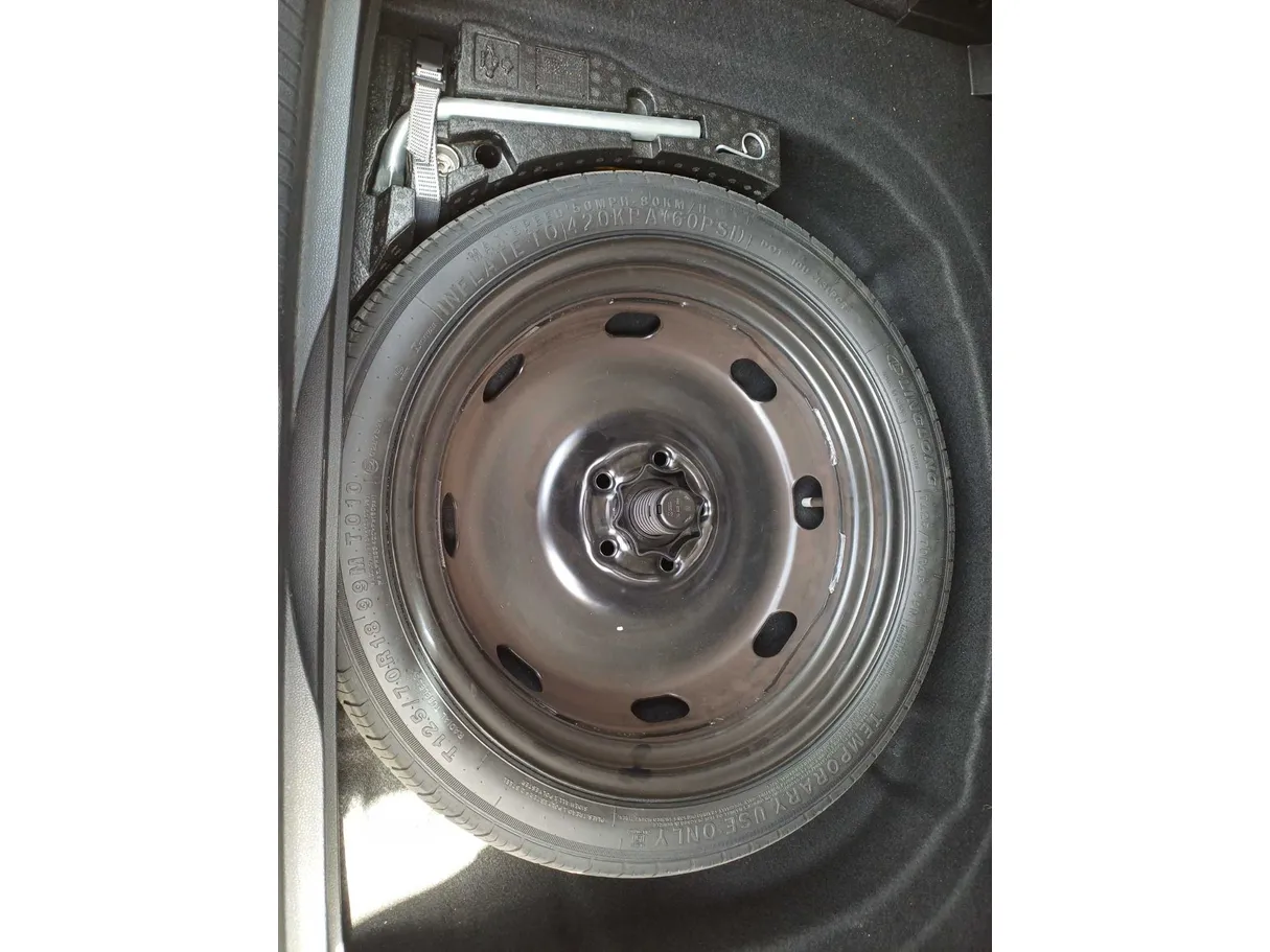 Car image 18