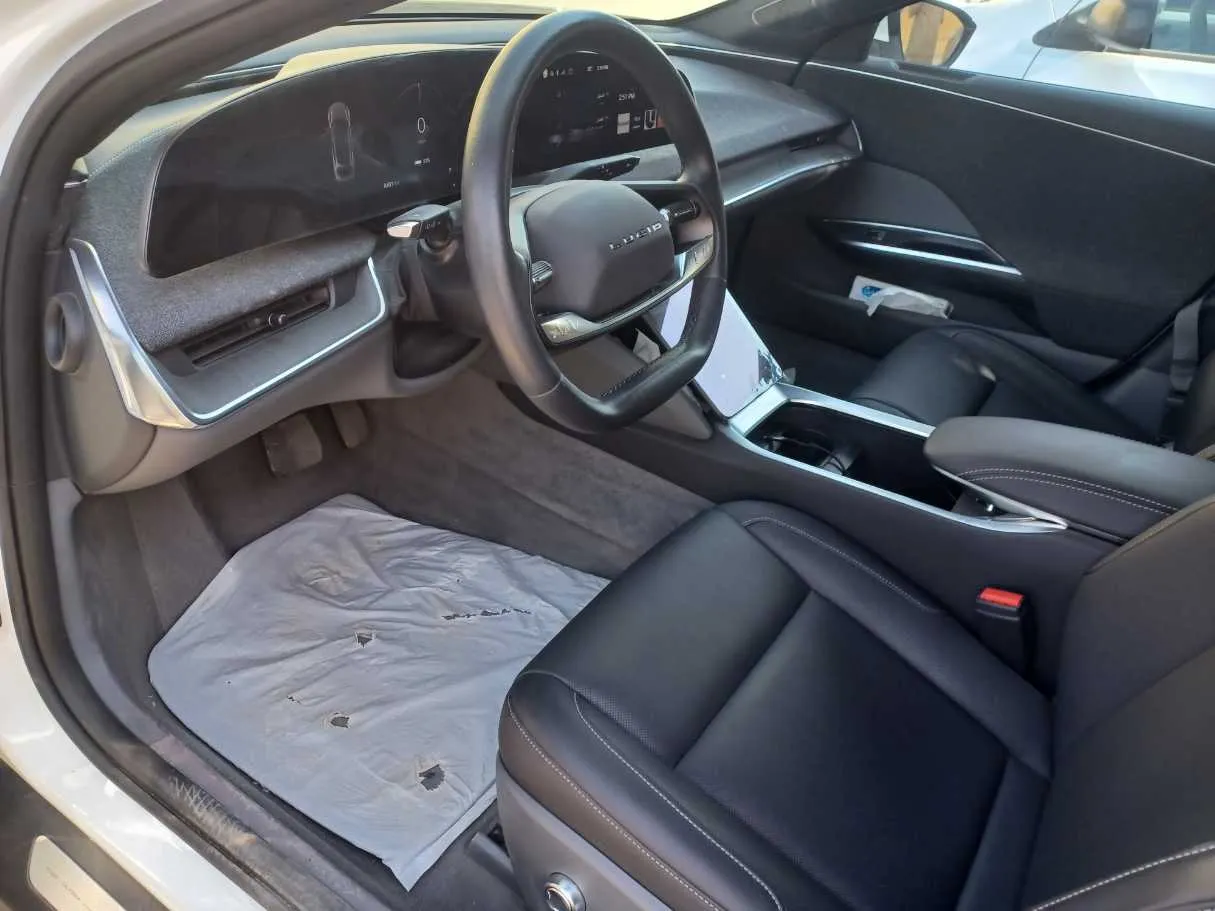 Car image 12