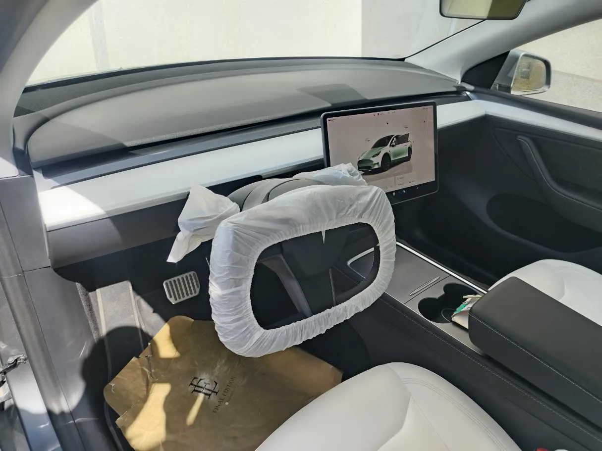 Car image 14