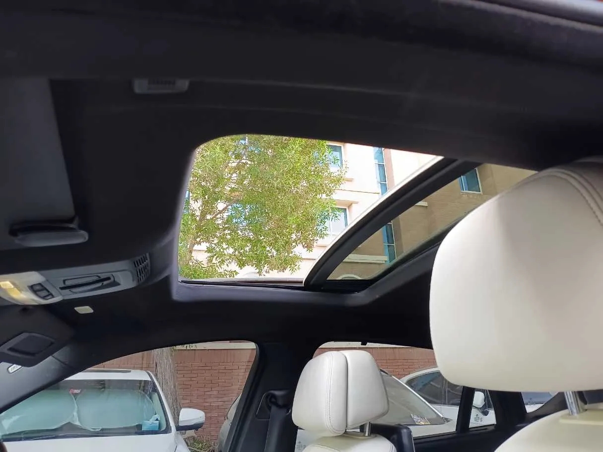 Car image 25