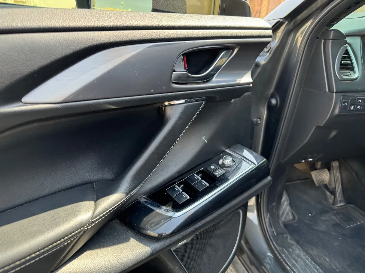 Car image 24