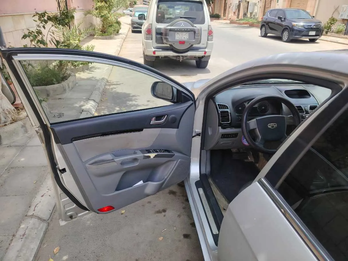 Car image 12