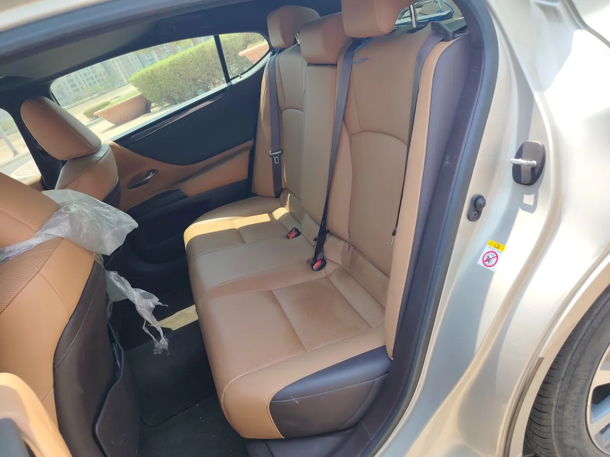 Car image 16