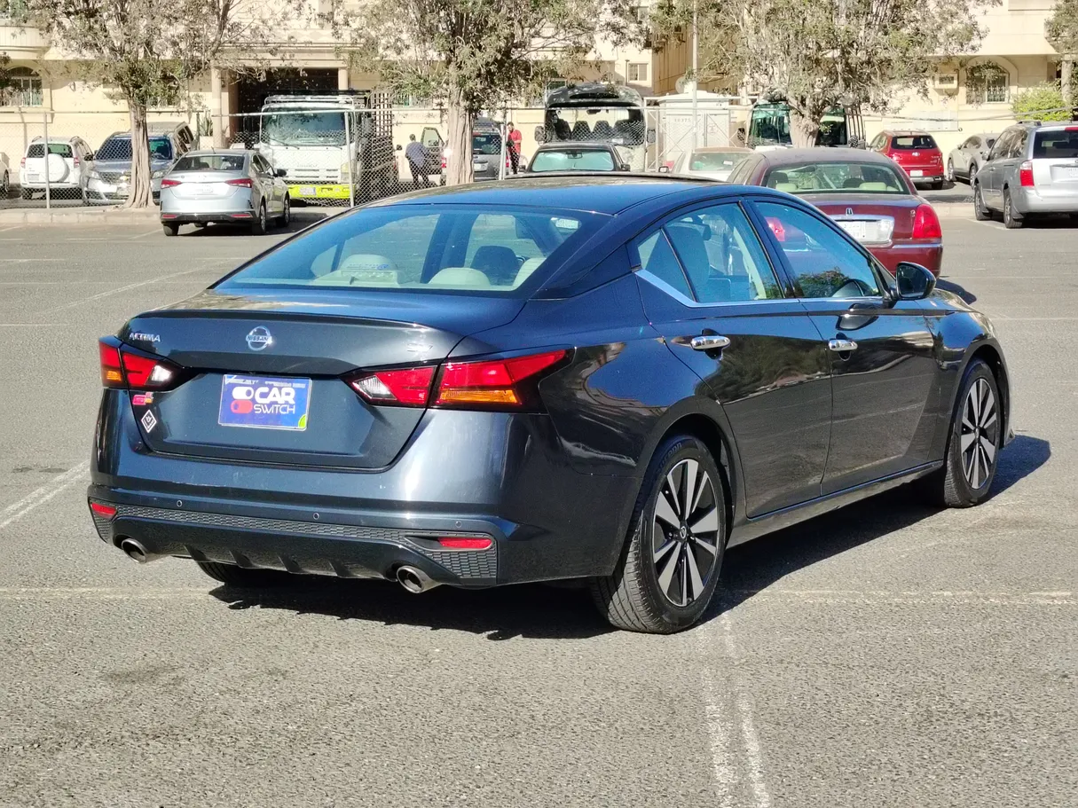 Car image 13
