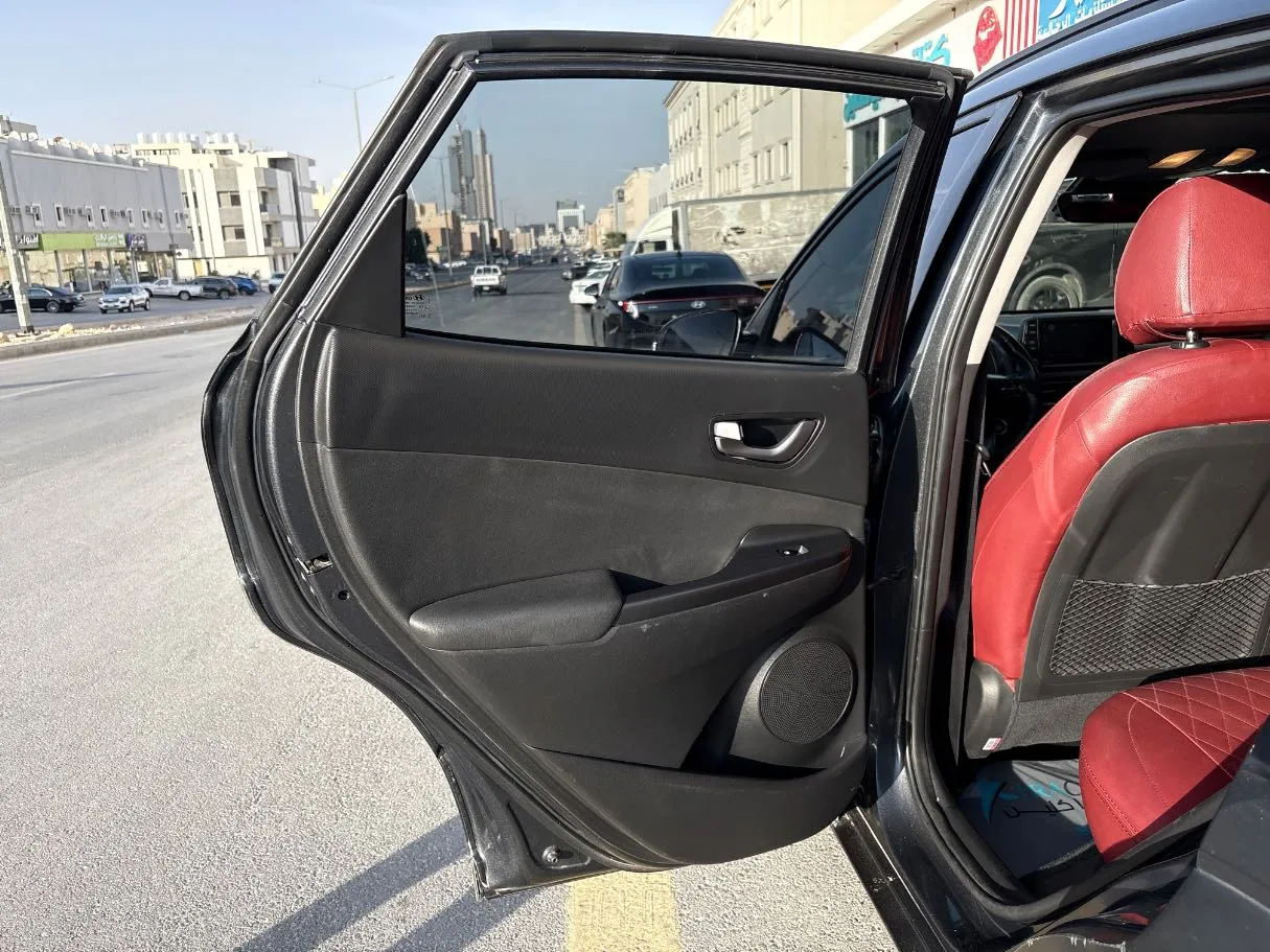 Car image 14