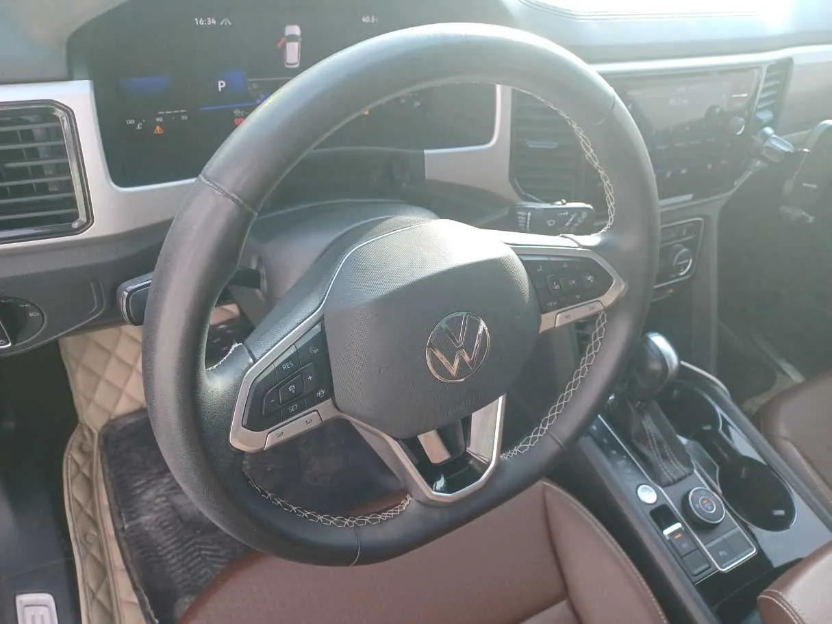Car image 19