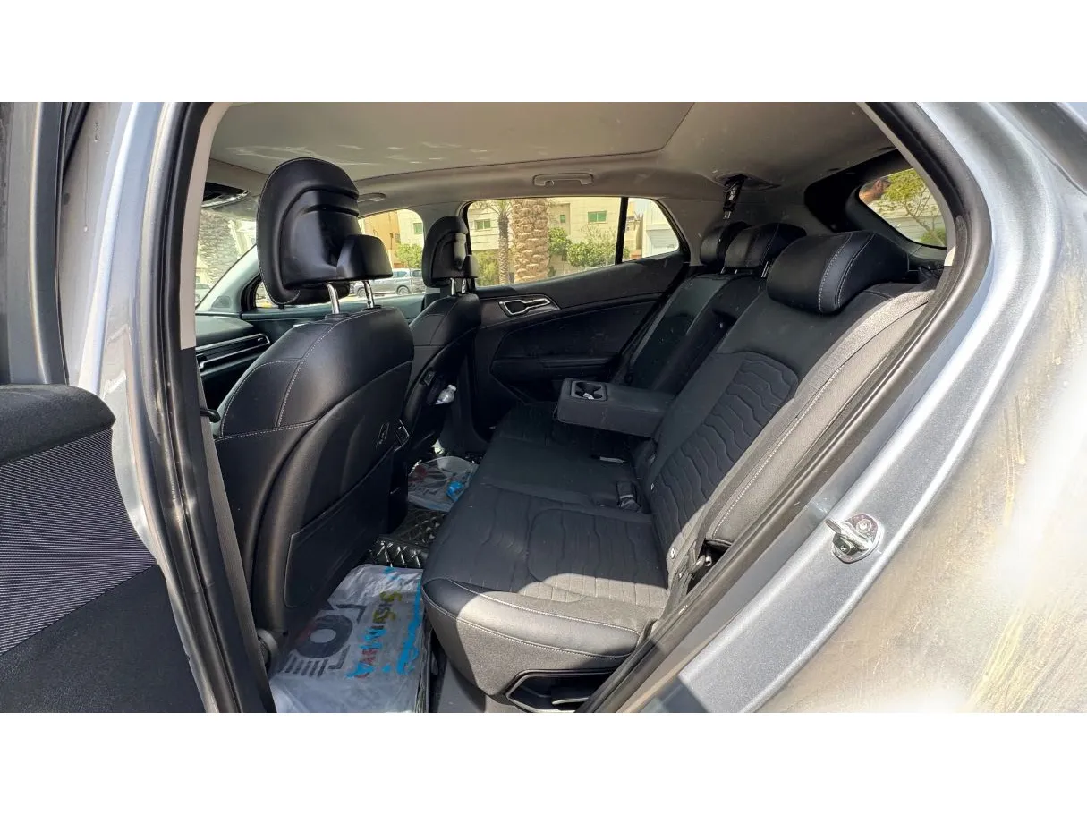 Car image 13