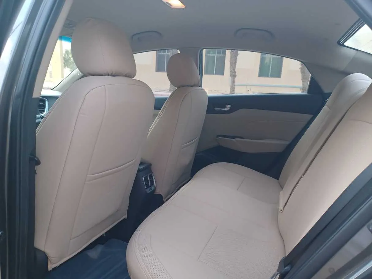Car image 14