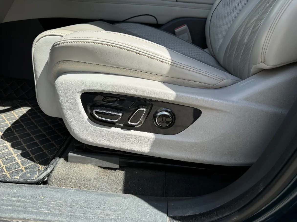 Car image 25