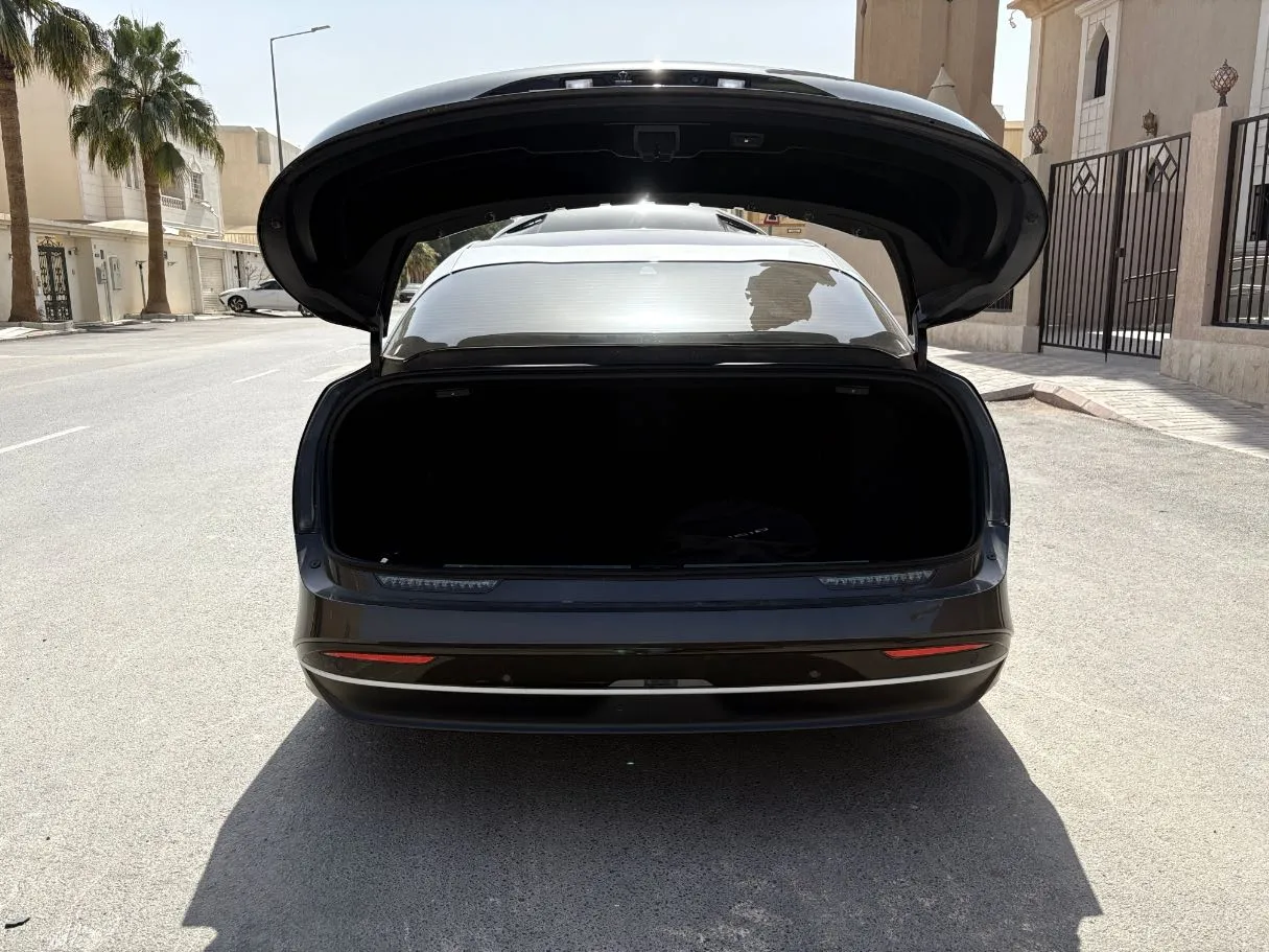 Car image 25